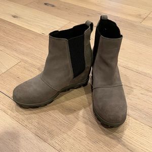 Sorry wedge boots. Dark green with sole camouflage print